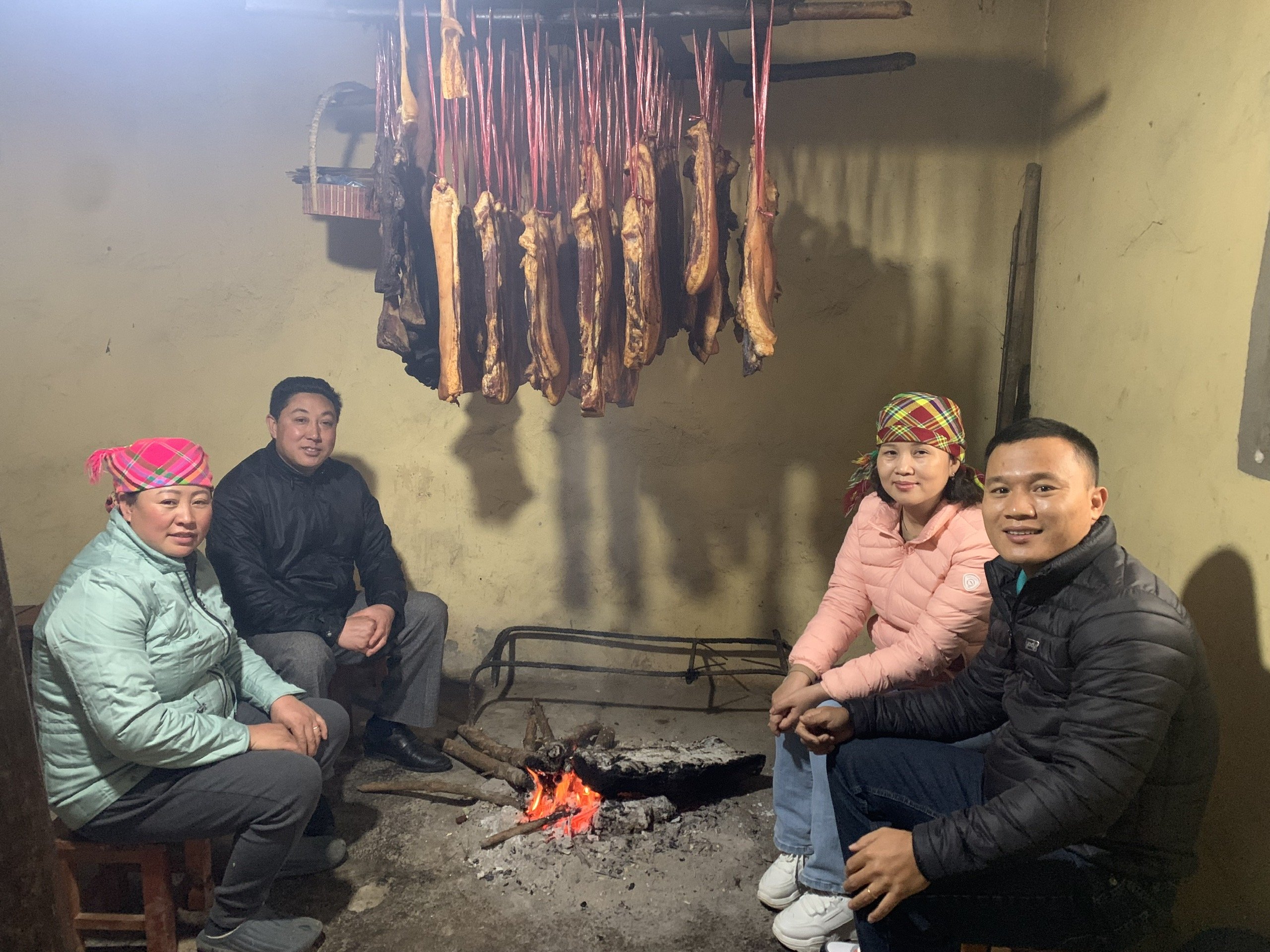 Trưởng thôn Sình Dỉ Gai chia sẻ với PV về bản làng và hoạt động du lịch… bên bếp lửa gia đình